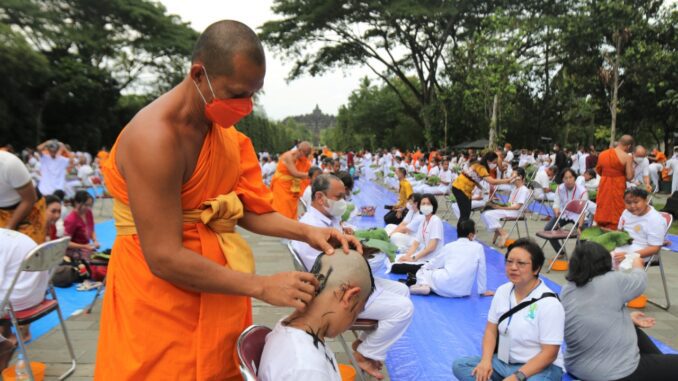 Budha di Borobudur Prosesi Pabbajja Samanera yang menarik perhatian adalah upacara potong rambut yang digelar di Lapangan Marga Utama Kawasan Candi Borobudur pada Kamis, 16 Desember 2022