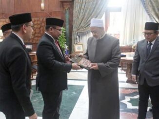 Menag Yaqut bersilaturahim dengan Grand Syekh Al-Azhar di Kairo. (Dok.Kemenag)