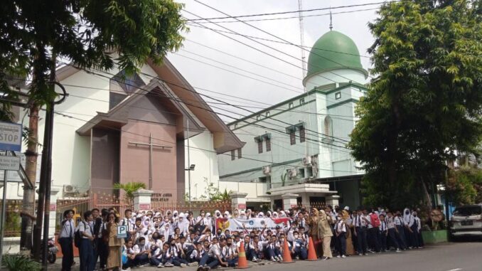 Siswa SMPN 19 Surakarta mengunjungi dan berdialog dengan pemuka agama GKJ Joyodiningratan dan Masjid Al- Hikmah yang merupakan salah satu simbol toleransi kota Solo