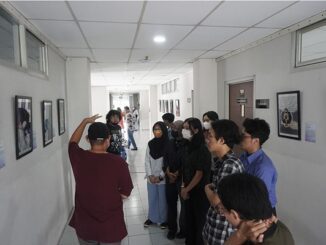 Pengunjung pameran Digital Painting “Requiem of Emotion” dengan tujuan menggambarkan visual pemikiran, jiwa dan emosional individu di Gedung C, Universitas Esa Unggul pada Minggu, 15 Januari 2023