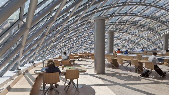 Mansueto Reading Room Mansueto Reading Room, ruang baca di Perpustakaan University of Chicago, berkapasitas 180 tempat duduk (Torsten Reimer/UChicago)