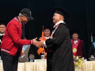 Rektor Universitas Moestopo, Prof. Dr. H. Paiman Raharjo, M.M., M.Si. dan Gubernur Jawa Tengah, Ganjar Pranowo, S.H., M.I.P. di acara Wisuda 2023 dan Dies Natalis ke-62 Universitas Prof. Dr. Moestopo (Beragama) berlangsung meriah di Plenary Hall Jakarta Convention Center, Kamis, 19 Januari 2023