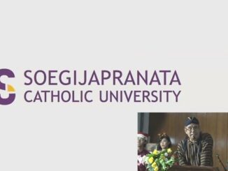 Rektor Unika Soegijapranata, Dr. Ferdinandus Hindiarto S.Psi., M.Si saat peresmian logo universitas menjadi Soegijapranata Catholic University (SCU)