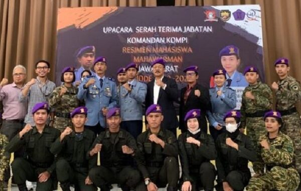 Rektor Universitas Widyatama Prof. Dadang Suganda, M.Hum selaku inspektur upacara melantik komandan Unit Kegiatan Mahasiswa Resimen Mahasiswa (Menwa) Universitas Widyatama Rektor Universitas Widyatama Prof. Dadang Suganda, M.Hum selaku inspektur upacara melantik komandan Unit Kegiatan Mahasiswa Resimen Mahasiswa (Menwa) Universitas Widyatama