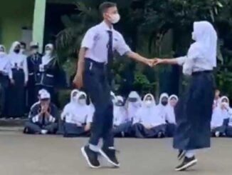 Siswa dan siswi SMPN 1 Ciawi berdansa di halaman sekolah. (Dok.Sekolah)