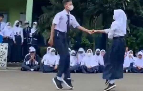 Siswa dan siswi SMPN 1 Ciawi berdansa di halaman sekolah. (Dok.Sekolah) Siswa dan siswi SMPN 1 Ciawi berdansa di halaman sekolah. (Dok.Sekolah)