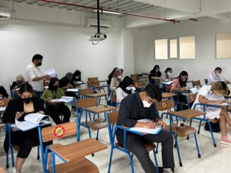 Mahasiswa Program Studi Manajemen Universitas Pembangunan Jaya (UPJ) mengikuti ujian sertifikasi skema sistem manajemen hubungan pelanggan gelombang II di Gedung B 703 dan 704 pada Rabu, 18 Januari 2022