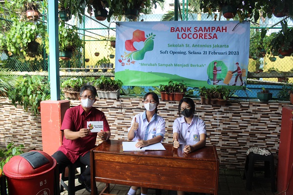 Sekolah Santo Antonius Jakarta melakukan soft-launching Bank Sampah Locoresa bersamaan dengan perayaan Hari Peduli Sampah Nasional pada Selasa, 21 Februari 2023