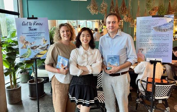 Ellena Gabrielle, pelajar asal Indonesia meluncurkan buku bertajuk “Get to Know Them Introduction to Singapore's Bird Folk”. (Dok.Pribadi) Ellena Gabrielle, pelajar asal Indonesia meluncurkan buku bertajuk “Get to Know Them Introduction to Singapore's Bird Folk”. (Dok.Pribadi)