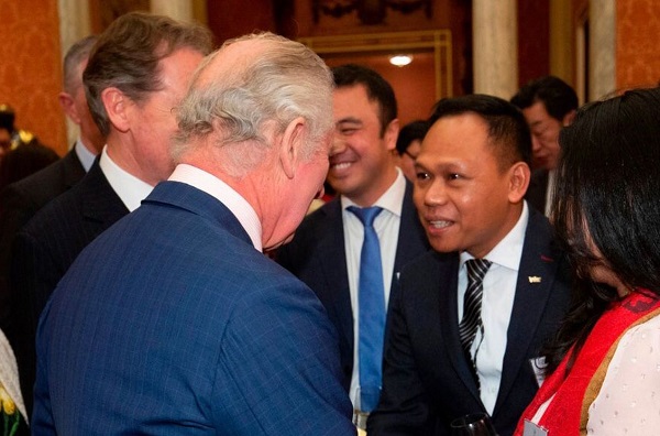 Raja Charles menyapa Ketua Doctoral Epistemic of Indonesian in the United Kingdom (Doctrine UK), Gatot Subroto 