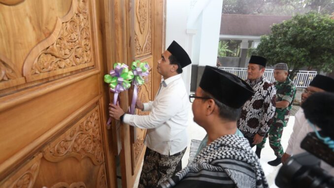 Wakil Gubernur Jawa Tengah Taj Yasin Maimoen meresmikan Masjid Jami Attaaibuun, Desa Semingkir, Kecamatan Randudongkal, Kabupaten Pemalang, Minggu, 19 Februari 2023