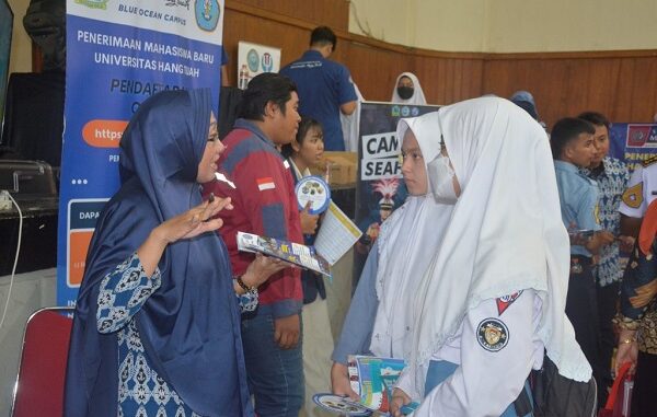 Stand Universitas Hang Tuah (UHT) di Edu Fair Campus 2023 di Gedung Wisma A. Yani berlokasi di Jl. Veteran Gresik pada Selasa, 31 Januari 2023