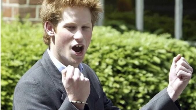 Pangeran Harry mengangkat kedua tangannya saat meninggalkan Eton College (AP Photo/Dave Caulkin)