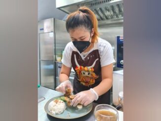 Rachel, mahasiswi asal Bogor, bekerja di kedai sop buntut yang dia kelola di Singapura. (8days.sg)