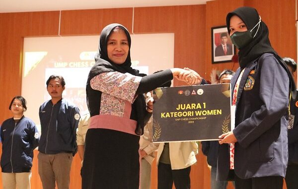 Mahasiswa Fakultas Hukum Universitas 17 Agustus 1945 (Untag) Semarang, Ismanur Rohmaniyah dinobatkan sebagai Juara 1 UMP Chess Championship (UCC) di Universitas Muhammadiyah Purwokerto (UMP)