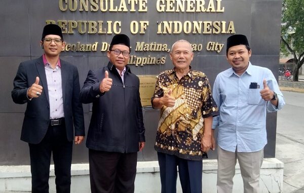 Dosen FAI Unwahas sekaligus Ketua Aswaja Center Unwahas, Ma’as Shobirin Dosen UIN K.H. Abdurrahman Wahid Pekalongan, Dr. Muhlisin dan Muhammad Jauhari Sofi, M,A di Mindanao, Filipina Dosen FAI Unwahas sekaligus Ketua Aswaja Center Unwahas, Ma’as Shobirin Dosen UIN K.H. Abdurrahman Wahid Pekalongan, Dr. Muhlisin dan Muhammad Jauhari Sofi, M,A di Mindanao, Filipina