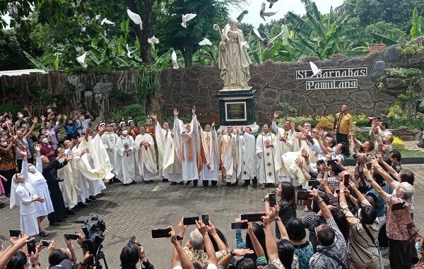 100 Tahun SCJ Berkarya Pelepasan burung merpati putih sebagai lambang 100 tahun SCJ berkarya