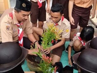 SMP Pius Cilacap tanam pohon di sekolah. (Dok.SekolahPiusCilacap)
