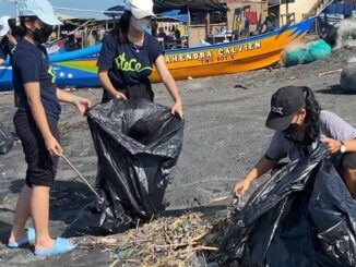 Peserta didik SMA Stella Duce 1 Yogyakarta membersihkan sampah yang berserakan di Pantai Depok “Pantai Bersih, Teduh, dan Rindang” pada Sabtu, 4 Maret 2023