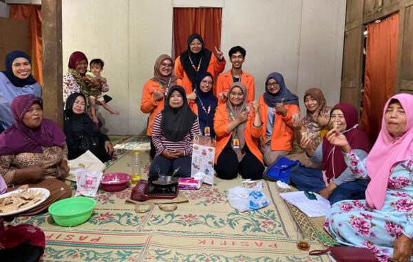 Tim Kuliah Kerja Nyata (KKN) Reguler Universitas Ahmad Dahlan (UAD) Periode 101 Unit XXI.C.3 bersama ibu-ibu PKK RW 05 Dusun Bogor 1, Playen, Gunungkidul