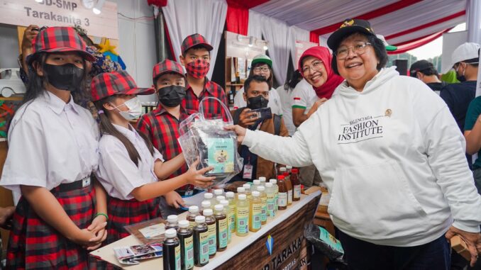Menteri Lingkungan Hidup, Siti Nurbaya berdialog dengan siswa Sekolah Tarakanita 3 di acara Compostday bertema "Kompos Satu Negeri" di Lapangan Banteng, Jakarta pada Minggu, 26 Februari 2023