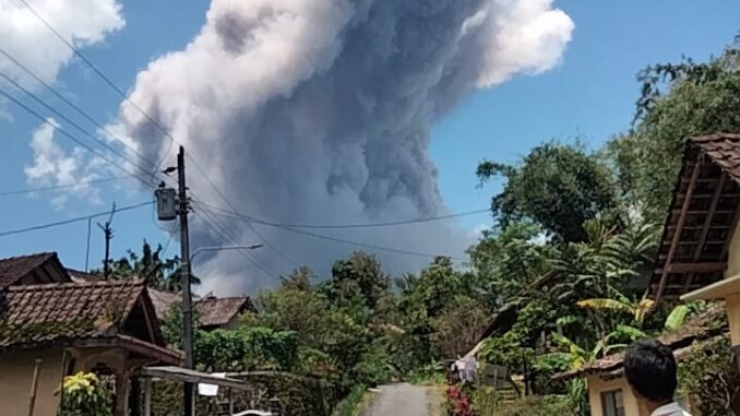 Gunung Merapi yang terletak di perbatasan Daerah Istimewa Yogyakarta dan Jawa Tengah kembali meluncurkan guguran lava pada Sabtu siang, 11 Maret 2023