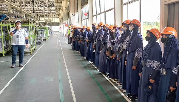 Siswa-siswi saat di Pabrik Suzuki Cikarang