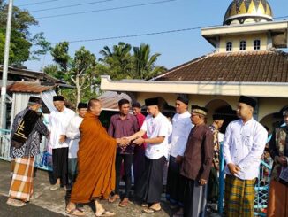 Bhante Thitasaddho bersama umat Buddha mengucapkan selamat Idulfitri di halaman masjid di Dusun Krajan, Kalimanggis, Temanggung. (Dok.Kemenag)