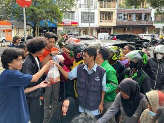 Siswa SMA Pangudi Luhur Jakarta turut menebar keberkahan bulan suci Ramadan dengan membagikan makanan kepada pejalan kaki, ojek online, serta pedagang. (Ist.)
