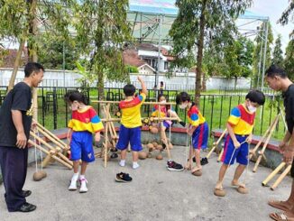 Siswa-siswi Puhua School bermain mainan tradisional. (Ist.)