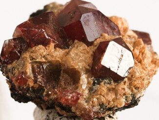 Wujud mineral zirkon yang ditemukan di alam. Zirkon sering disalahkaprahi sebagai intan oleh beberapa orang awam karena wujud dan komposisinya yang nyaris serupa