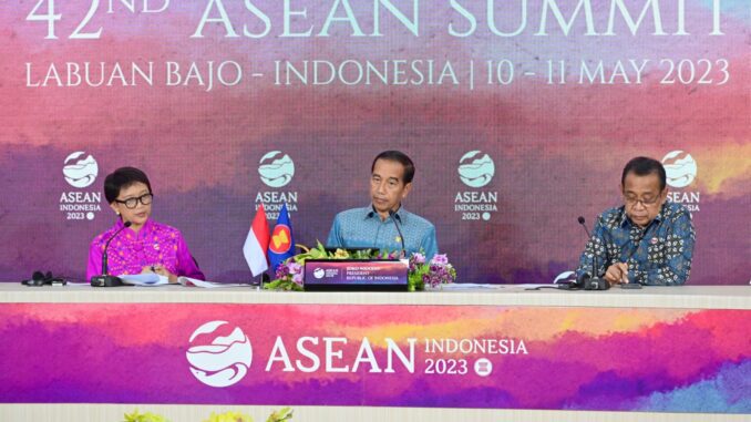 Presiden Joko Widodo menyampaikan sejumlah hasil yang dicapai dalam pelaksanaan Konferensi Tingkat Tinggi (KTT) ke-42 ASEAN yang berlangsung pada 10-11 Mei 2023, di Labuan Bajo, Provinsi Nusa Tenggara Timur (NTT) Presiden Joko Widodo menyampaikan sejumlah hasil yang dicapai dalam pelaksanaan Konferensi Tingkat Tinggi (KTT) ke-42 ASEAN yang berlangsung pada 10-11 Mei 2023, di Labuan Bajo, Provinsi Nusa Tenggara Timur (NTT)
