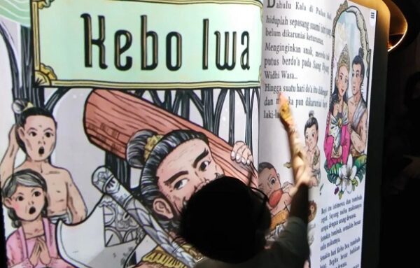 Berswafoto dengan latar kekayaan budaya Indonesia di Galeri Indonesia Kaya (Foto IG @fitriningrum.id)