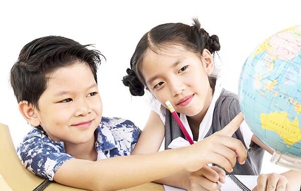 Dua anak sedang belajar di sekolah. (by jcomp on freepik) Dua anak sedang belajar di sekolah. (by jcomp on freepik)