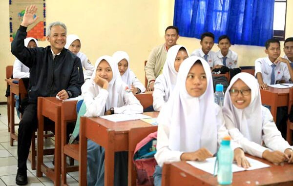 Gubernur Jateng Ganjar Pranowo bersama siswa SMA. (Dok.HumasJateng)