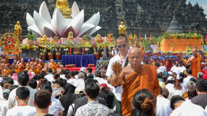 Ritual pemercikan air suci yang diambil dari Umbul Jumprit-Temanggung pada puncak perayaan Hari Waisak 2567 Buddhis Era (BE), Minggu, 4 Juni 2023 Ritual pemercikan air suci yang diambil dari Umbul Jumprit-Temanggung pada puncak perayaan Hari Waisak 2567 Buddhis Era (BE), Minggu, 4 Juni 2023