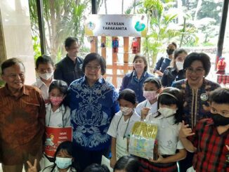 Menteri LHK Siti Nurbaya dan Dirjen Pengelolaan Sampah, Limbah dan B3, Rosa Vivien R mengunjungi booth siswa Tarakanita. (Dok.Tarakanita)