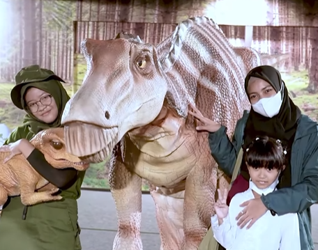 Salah satu aktivitas yang dapat dinikmati pengunjung Dino Ranch adalah berfoto bersama semua species dino (Foto IG @dinoxscape)