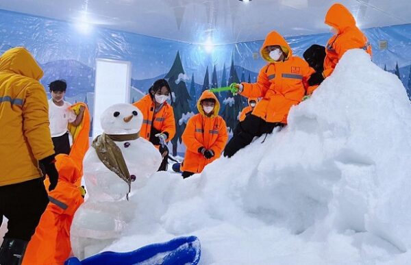 Serunya membuat boneka salju di Snowy Happlyland Summarecon Mall Serpong (Foto IG @sms_serpong)