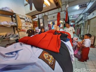 Aktivitas Penjualan Seragam di Salah Satu Toko di Cicalengka Bandung