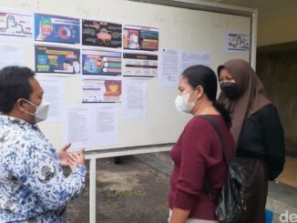 Seorang guru di Semarang memberikan penjelasan mengenai PPDB Jateng 2023 kepada wali siswa (KalderaNews.com/Ist.)