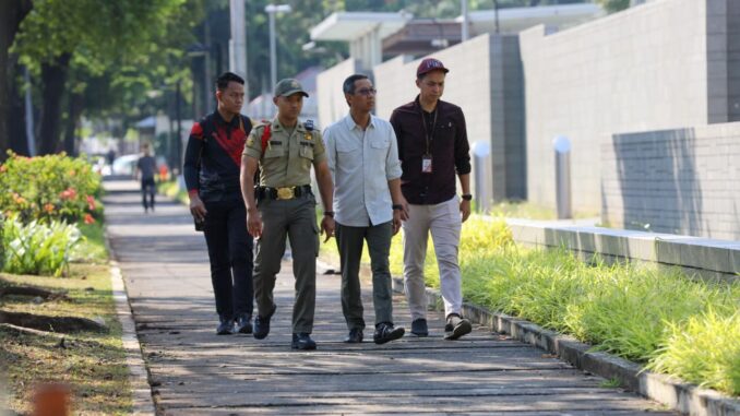 Penjabat (Pj.) Gubernur DKI Jakarta Heru Budi Hartono meninjau kondisi trotoar di depan Kedutaan Besar (Kedubes) Amerika Serikat (AS), Gambir, Jakarta Pusat pada Minggu, 11 Juni 2023