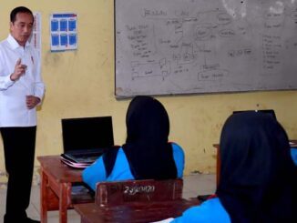 Presiden Joko Widodo meninjau aktivitas belajar mengajar di SMK Negeri 2 Bengkulu Tengah. (Foto BPMI Setpres/Rusman).
