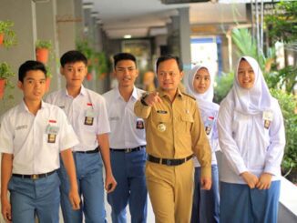 Wali Kota Bogor Bima Arya bersama siswa SMA. (Dok.PemkotBogor)