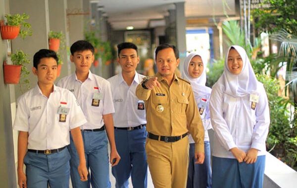 Wali Kota Bogor Bima Arya bersama siswa SMA. (Dok.PemkotBogor)