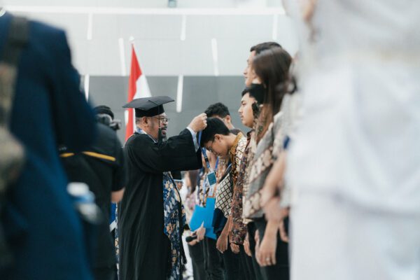 Rektor Universitas Multimedia Nusantara (UMN), Dr. Ninok Leksono menyambut mahasiswa baru UMN 2023 pada Jumat, 25 Agustus 2023