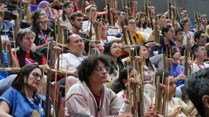 Para peserta Olimpiade Geografi Internasional ke-19 (iGeo) bermain angklung