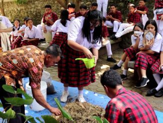 Peserta didik kelas X SMA Sint Carolus Bengkulu berproses melihat bagaimana caranya membuat Eco Enzyme, pupuk cair dan kompos.