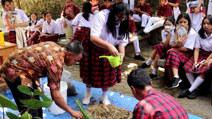 Peserta didik kelas X SMA Sint Carolus Bengkulu berproses melihat bagaimana caranya membuat Eco Enzyme, pupuk cair dan kompos.