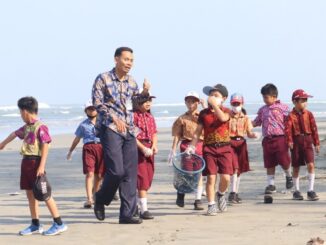 Pelajar SD Sint Carolus membersihkan Pantai Panjang Bengkulu